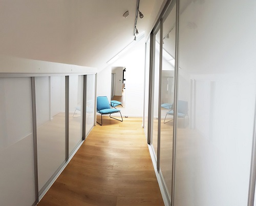 Begehbarer Kleiderschrank Luxus Frau | loopele.com Begehbarer Kleiderschrank Luxus Frau | loopele.com
