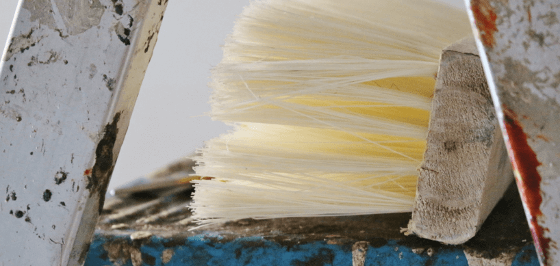 quast-tapezieren-tapezierpinsel-auf-einer-leiter