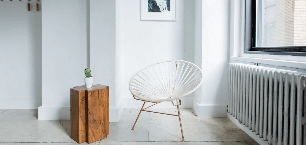 designer-einrichtung-weißer-stuhl-mit-beistelltisch