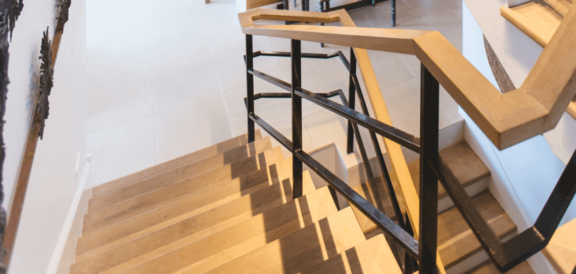 offene-treppe-aus-holz-mit-handlauf