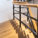 offene-treppe-aus-holz-mit-handlauf