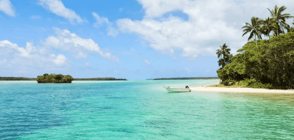 karibische-insel-mit-kleinem-boot