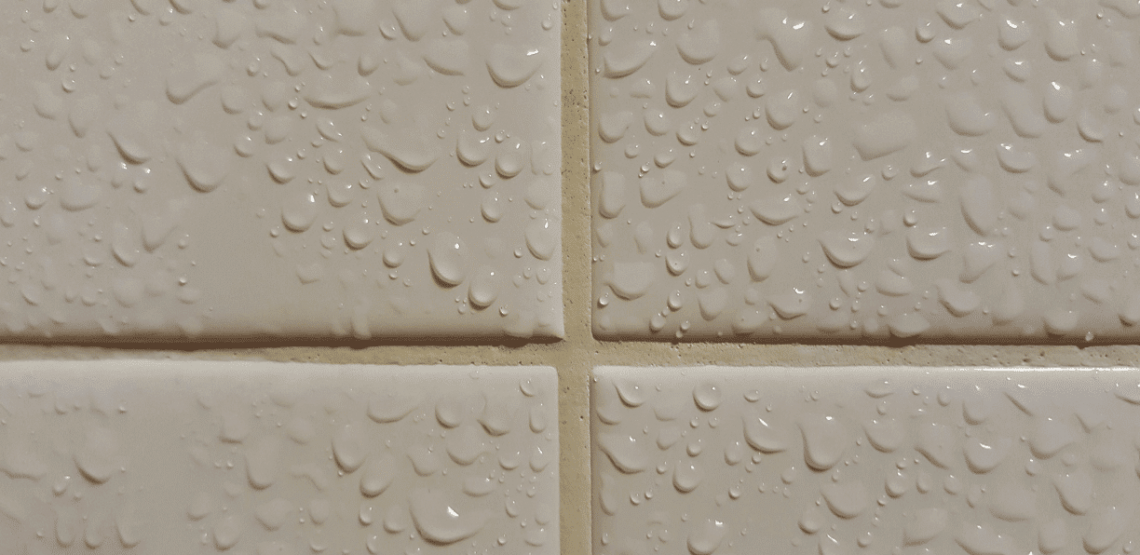 badezimmerfliesen-mit-wassertropfen
