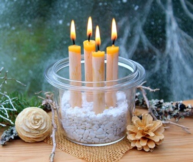 Kerzen in Glas als Weihnachsdekoration